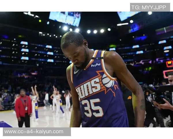 杜兰特全能发挥贡献22分5篮板11助攻但6次失误略显失常 杜兰特全能发挥贡献22分5篮板11助攻但6次失误略显失常