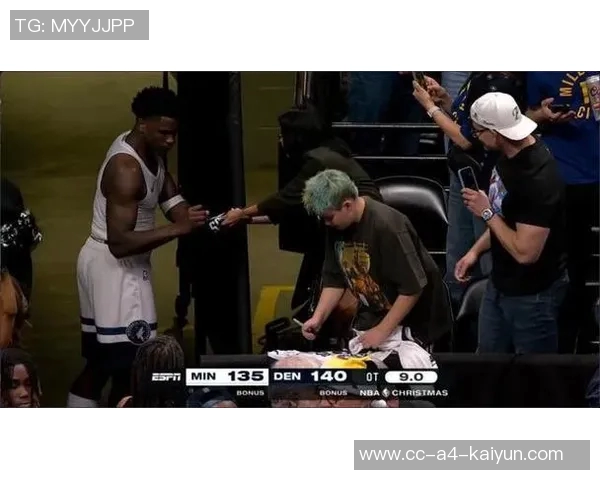 即使遭遇不公被驱逐出场华子依然在通道默默为球迷签名