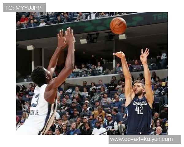 鲍威尔强调战术灵活性与多样性以创造更多进攻机会