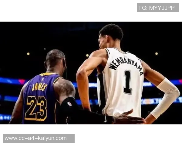 湖人三巨头意外落后马刺20分老詹精彩隔扣引发热议